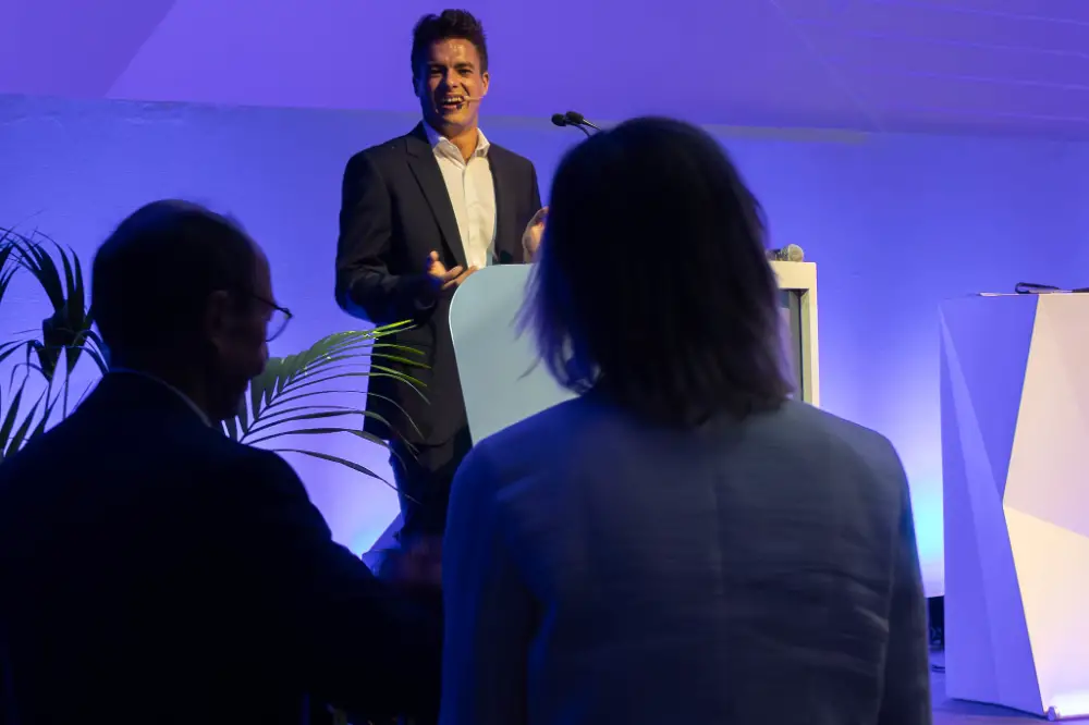 Orateur en pleine intervention lors d’une convention professionnelle organisée à Tours
