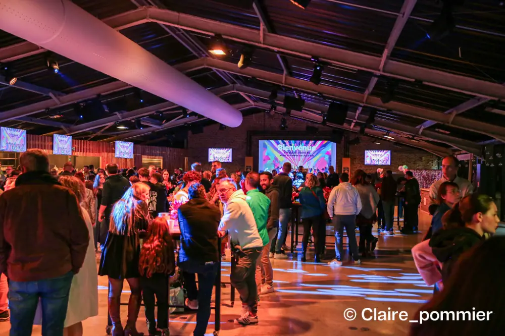 Espace de réception animé et lumineux lors d’une soirée cocktail corporate à La Rochelle.