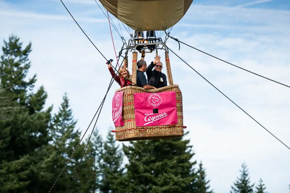 Vol en montgolfière brandée Ceyssie dans le cadre d'une activation marketing en plein air