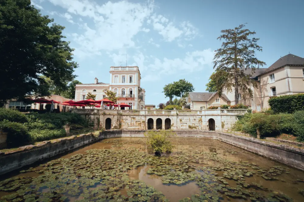 Domaine élégant avec terrasse et étang, parfait pour une convention d’entreprise à Tours