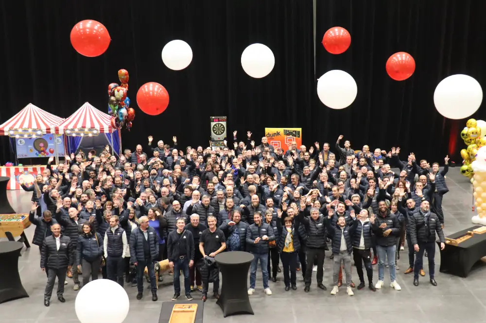 Salle de spectacle remplie pour une table ronde pendant une convention d’entreprise