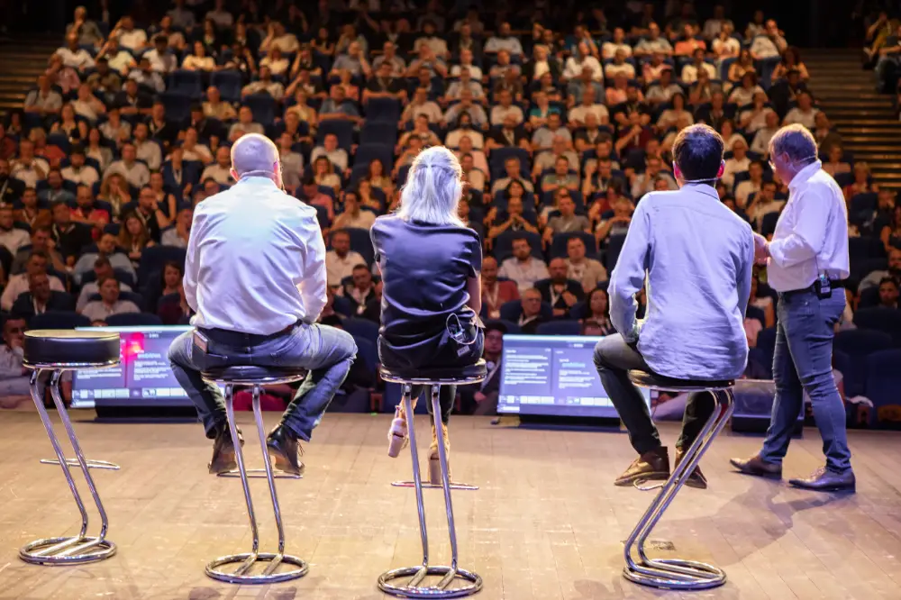 Espace lounge pour échanges entre intervenants lors d’une convention sur mesure