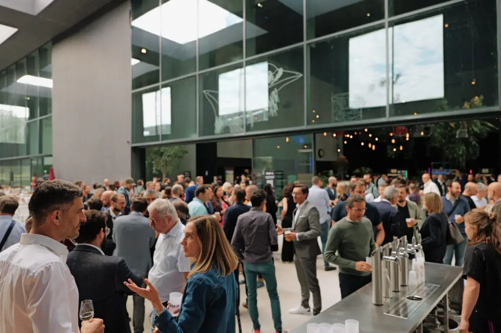 Cocktail et networking en extérieur pendant une convention d’entreprise à Strasbourg