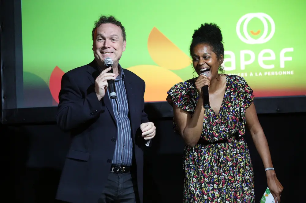 Animation joyeuse sur scène avec deux présentateurs lors d’un événement APEF à Poitiers