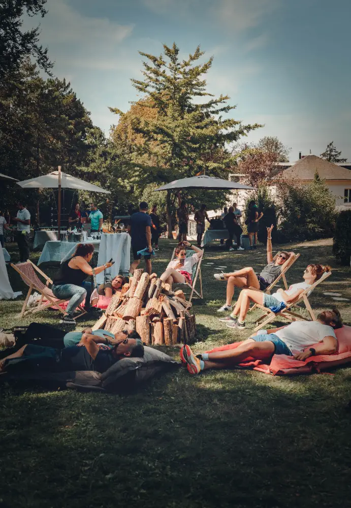 Ambiance chill lors d’une Summer Party entreprise avec détente autour d’un espace feu de camp