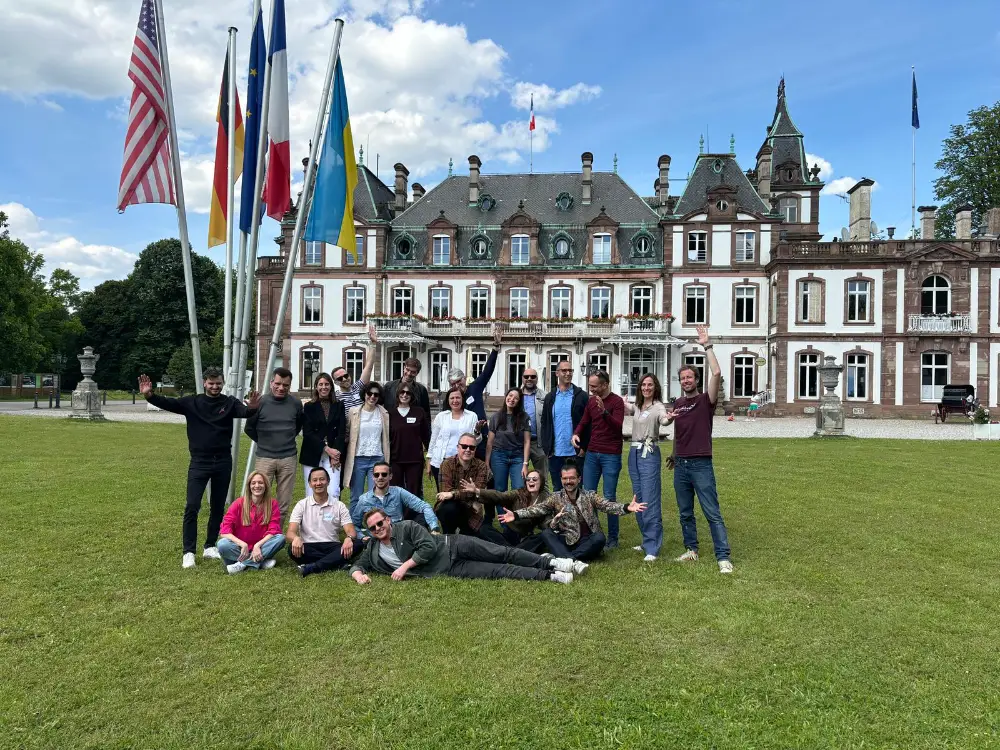 Équipe posant devant un château lors d’un séminaire ou convention d’entreprise à Strasbourg