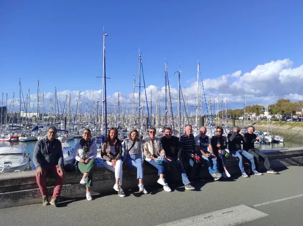 Moment de détente d’un groupe d’entreprise en voyage de récompense au bord d’un port de plaisance