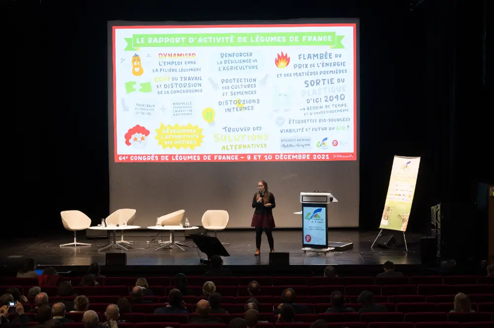 Une intervenante commente un rapport projeté sur l’écran du congrès Légumes de France 2021.