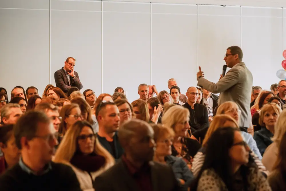 Intervenant échangeant avec les participants pendant une convention interactive