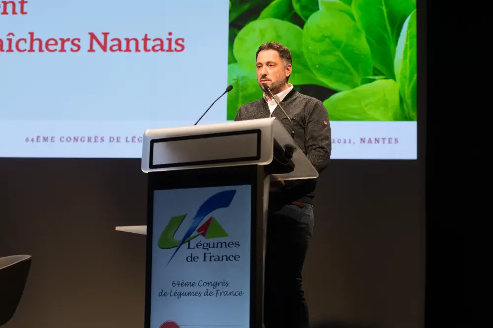 Un intervenant s’exprime sur scène au congrès Légumes de France à Nantes.