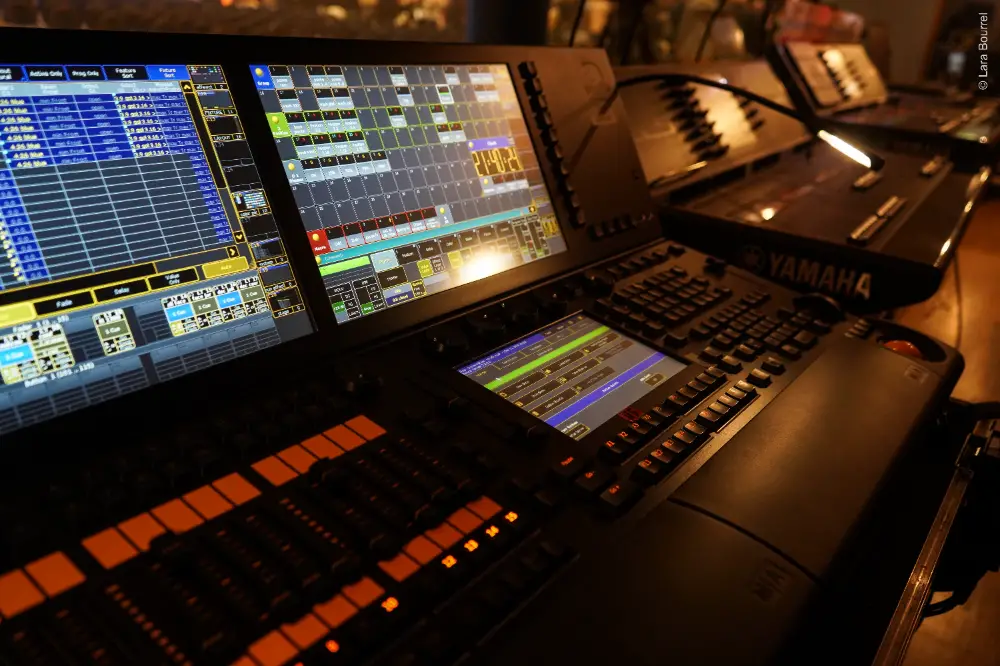 Gros plan sur la console de régie lumière et son utilisée pendant une convention d’entreprise à Toulon.