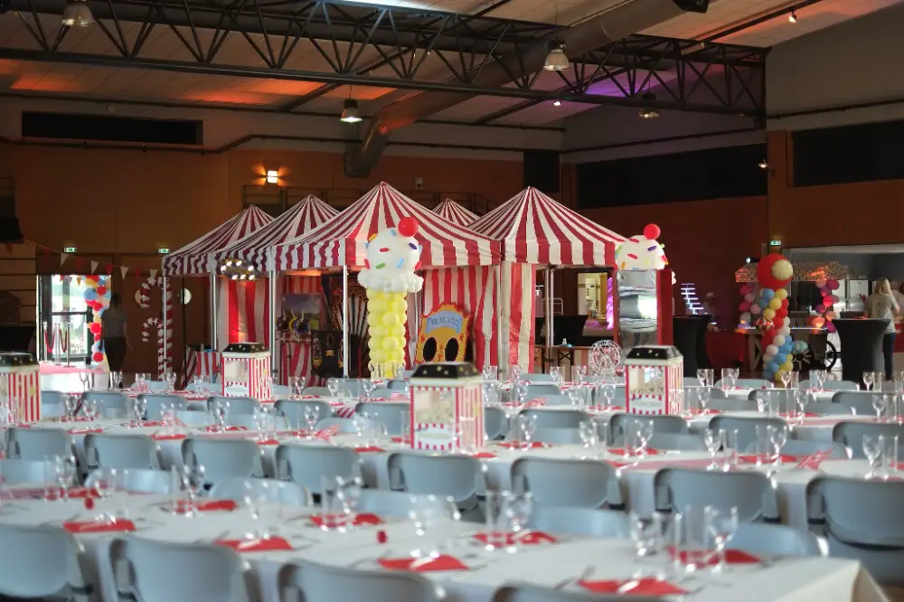 Ambiance cirque pour événement d’entreprise avec tentes rayées, ballons et décoration festive