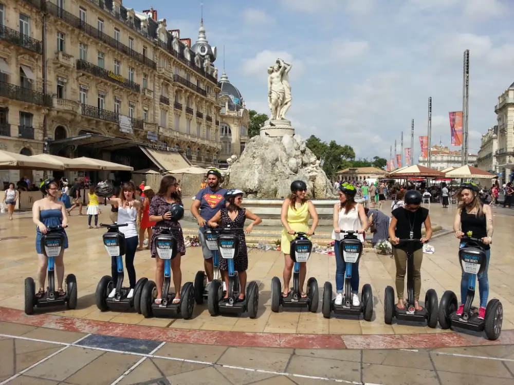 Groupe de collaborateurs en activité Segway devant la fontaine de la place de la Comédie à Montpellier