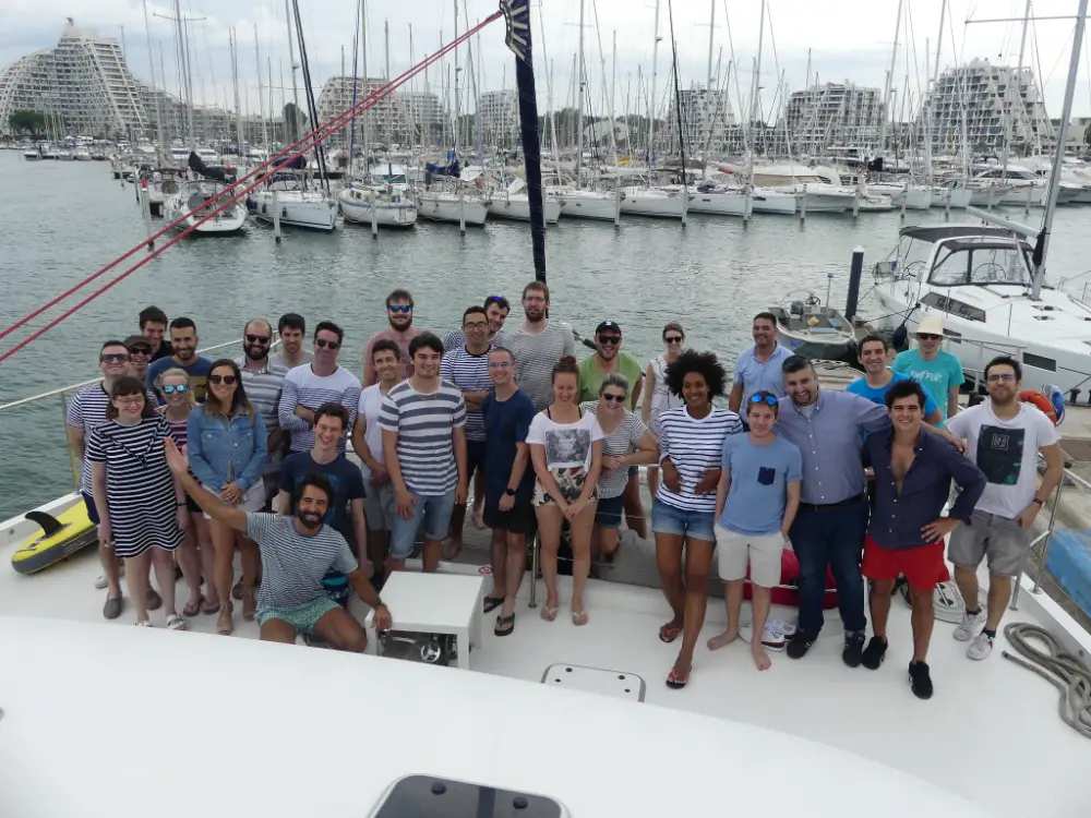 Équipe posant sur un catamaran dans le port de la Grande-Motte, proche de Montpellier