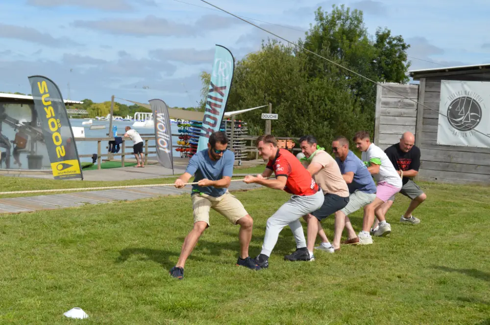 Activité de tir à la corde pendant un teambuilding sportif en plein air à La Rochelle.