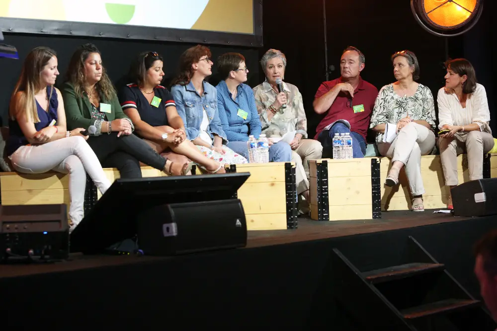 Table ronde lors d’un voyage conférence avec intervenants professionnels sur scène
