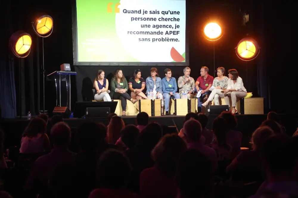 Panel d’intervenants partageant des témoignages inspirants sur scène pendant une convention à Toulon.