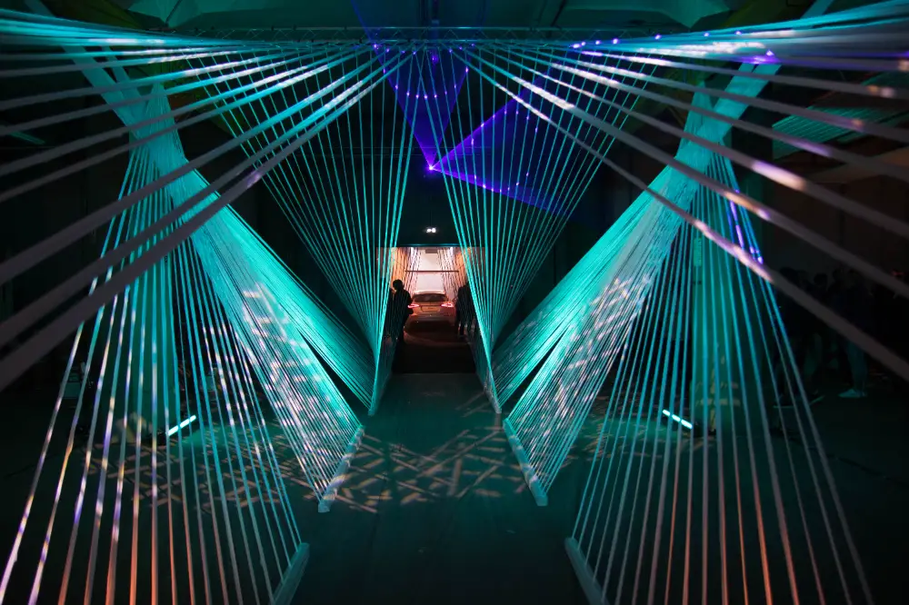 Scénographie immersive avec lumière et structure géométrique pour un événement d’entreprise moderne