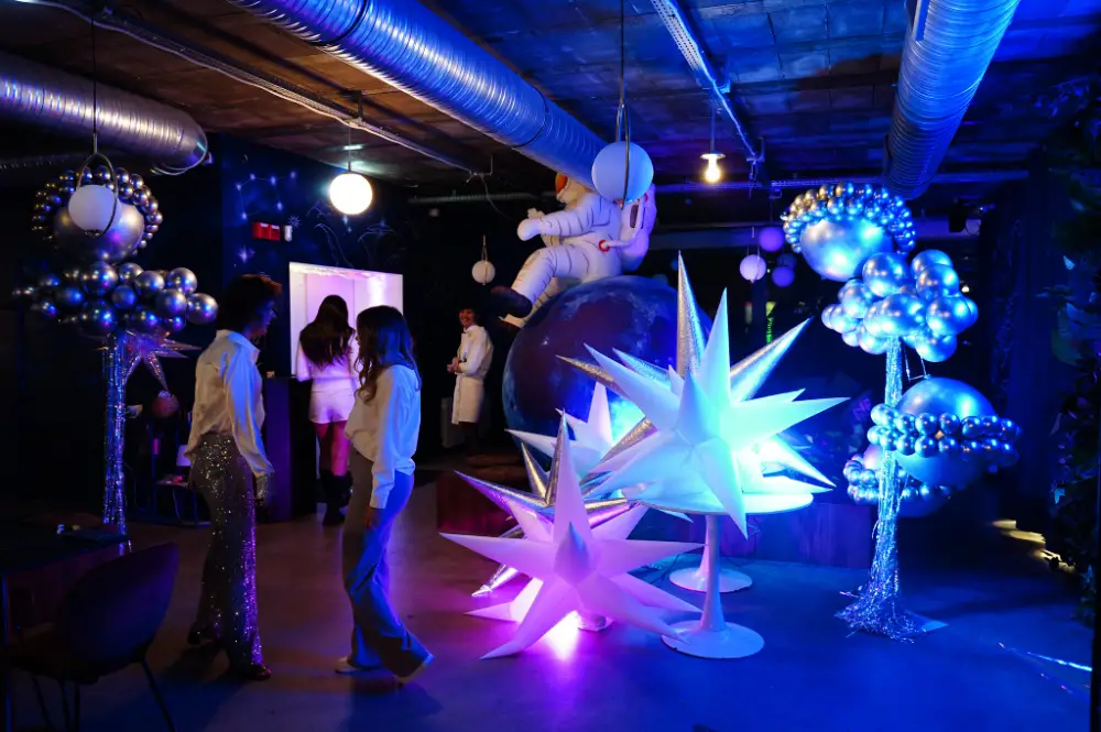 Décoration événementielle immersive sur le thème de l’espace avec installations lumineuses futuristes