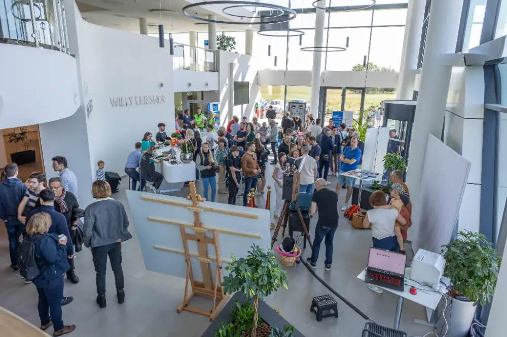 Vue aérienne d’un hall lumineux et moderne animé par un village d’exposants et des visiteurs lors d’une convention d’entreprise à Pau.