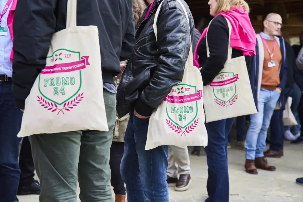 Distribution de totebags personnalisés lors d’un événement corporate, dans le cadre d’une activation de marque