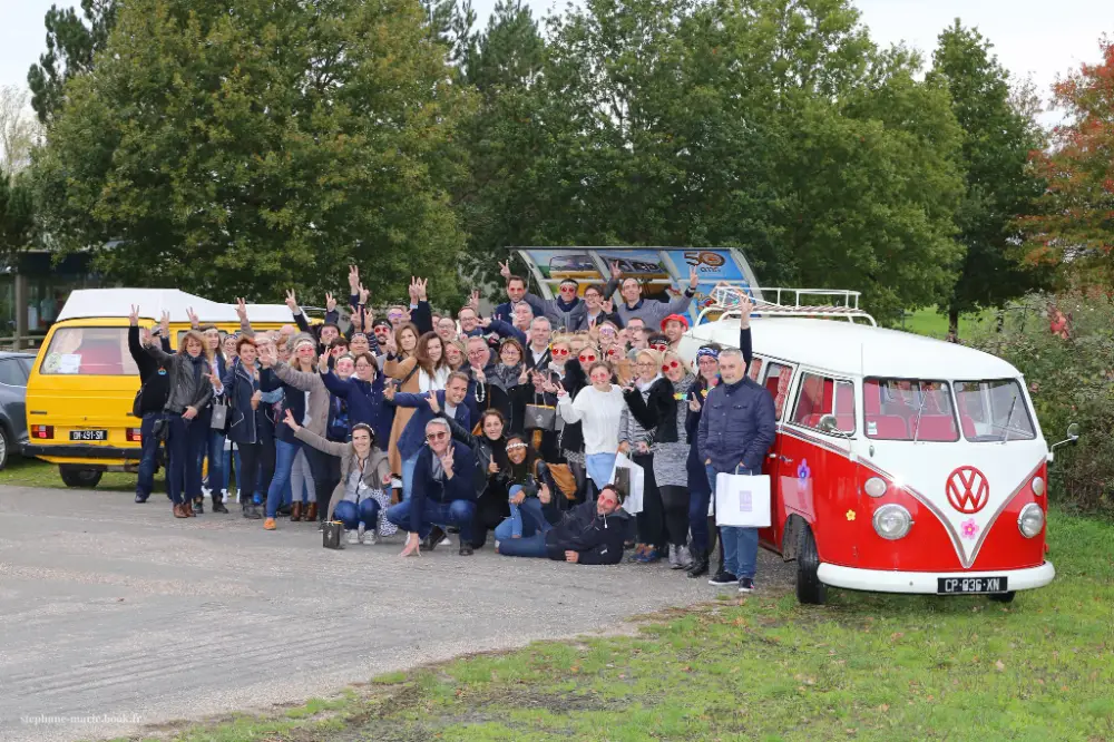 Team building au Mans autour de combis et d’activités rétro avec un groupe souriant en extérieur