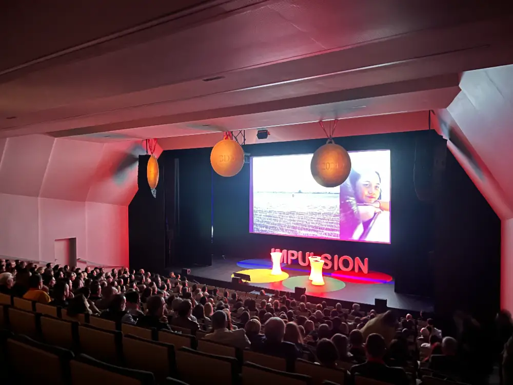 Salle comble et scénographie immersive lors d’une convention organisée par une agence événementielle à Brest