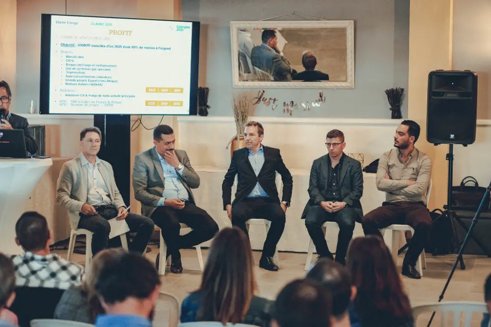Table ronde de dirigeants discutant des enjeux de l’entreprise devant un public professionnel à Bruxelles