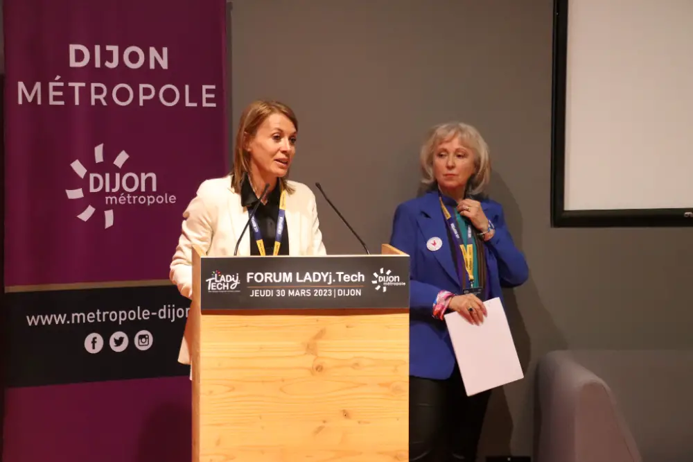Animation d’un forum tech par deux intervenantes dans un espace dédié à l’innovation à Dijon.