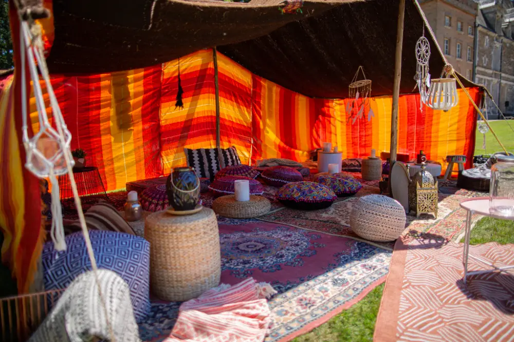 Scénographie immersive sous tente berbère pendant un festival en plein air organisé sur-mesure