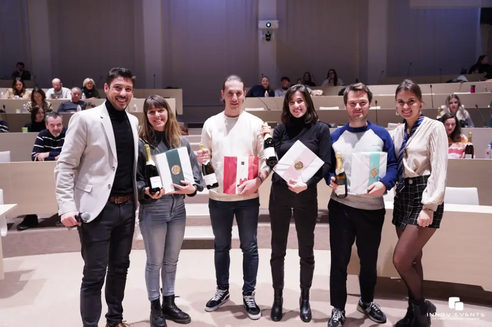 Remise de prix à une équipe gagnante pendant une convention d'entreprise à Orléans
