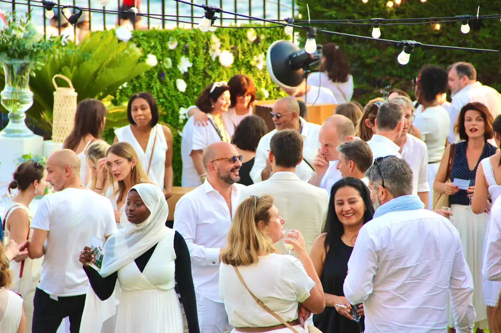 Cocktail professionnel en plein air à Marseille, échange entre collègues autour d’un buffet