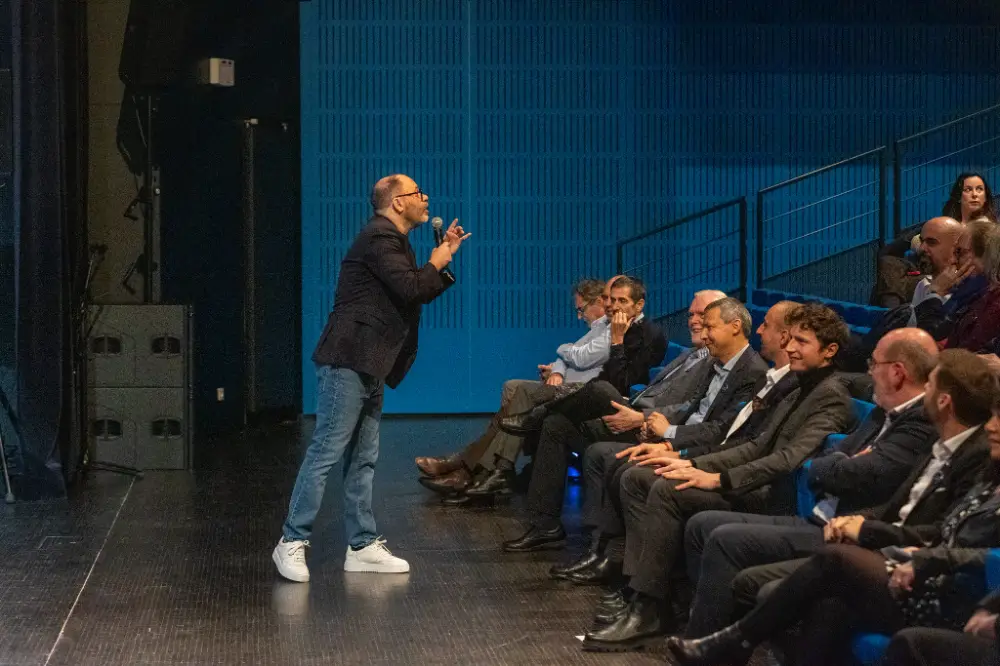 Conférencier interagissant avec le public dans une salle de convention à Orléans