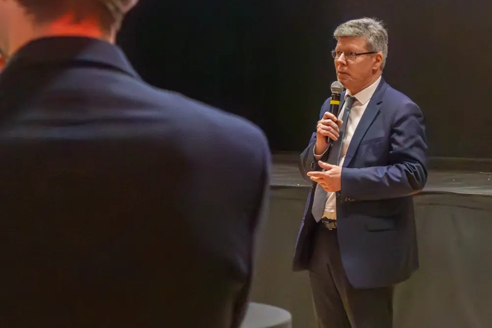 Conférence interactive lors d’un événement corporate à Épinal, avec un intervenant en prise de parole