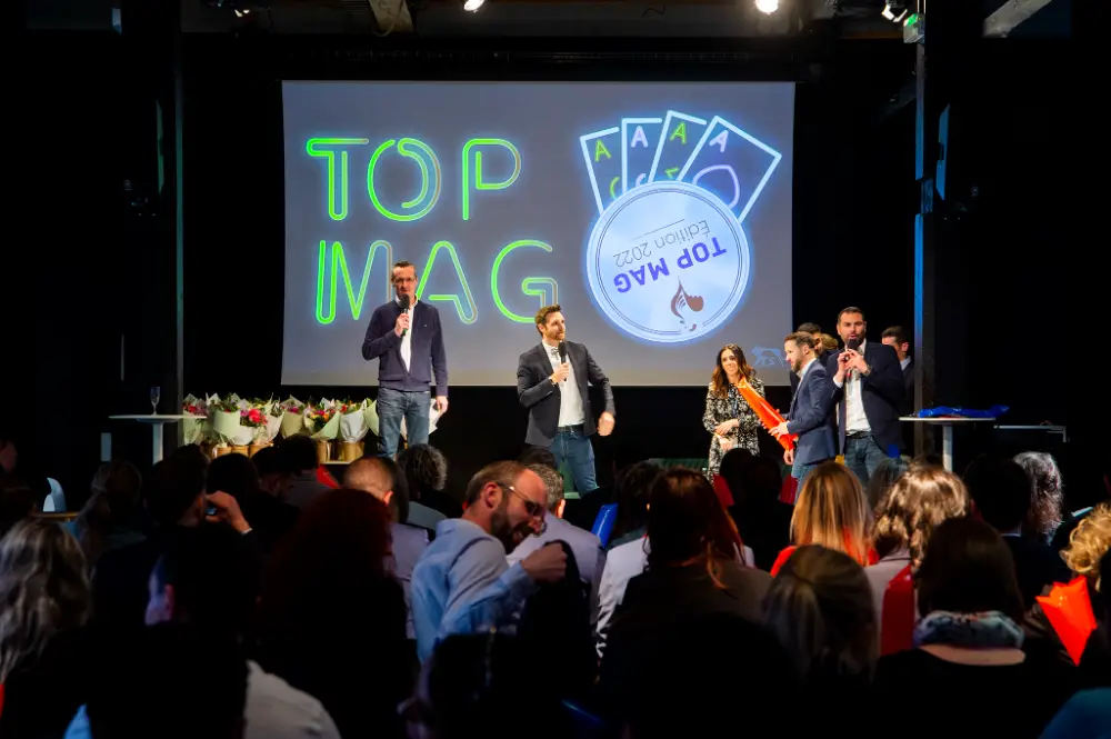 Plénière sur scène avec animation ‘Top Mag’ devant un public professionnel à Lyon, édition 2022
