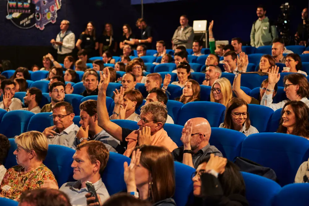 Public attentif et interactif pendant une convention annuelle réunissant des collaborateurs à Bourg-en-Bresse