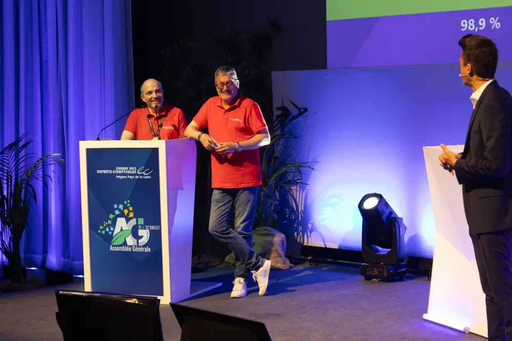 Présentation dynamique de l’équipe organisatrice sur scène pendant une convention annuelle à Brest