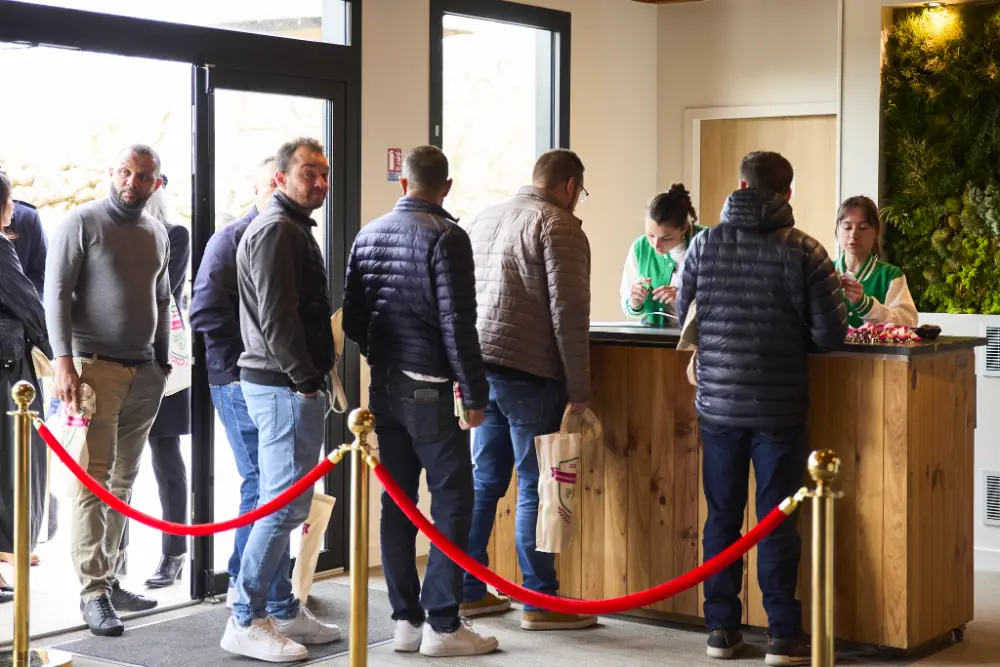 Accueil des participants lors d’une convention corporate à Nîmes avec file d’attente organisée