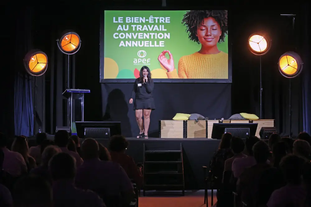 Intervenante sur scène pendant une convention bien-être au travail à Besançon