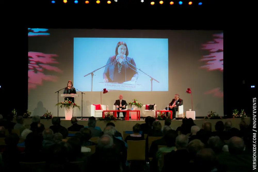 Présentation d’un intervenant dans un auditorium moderne à Bordeaux lors d’une convention d’entreprise, devant un public attentif.