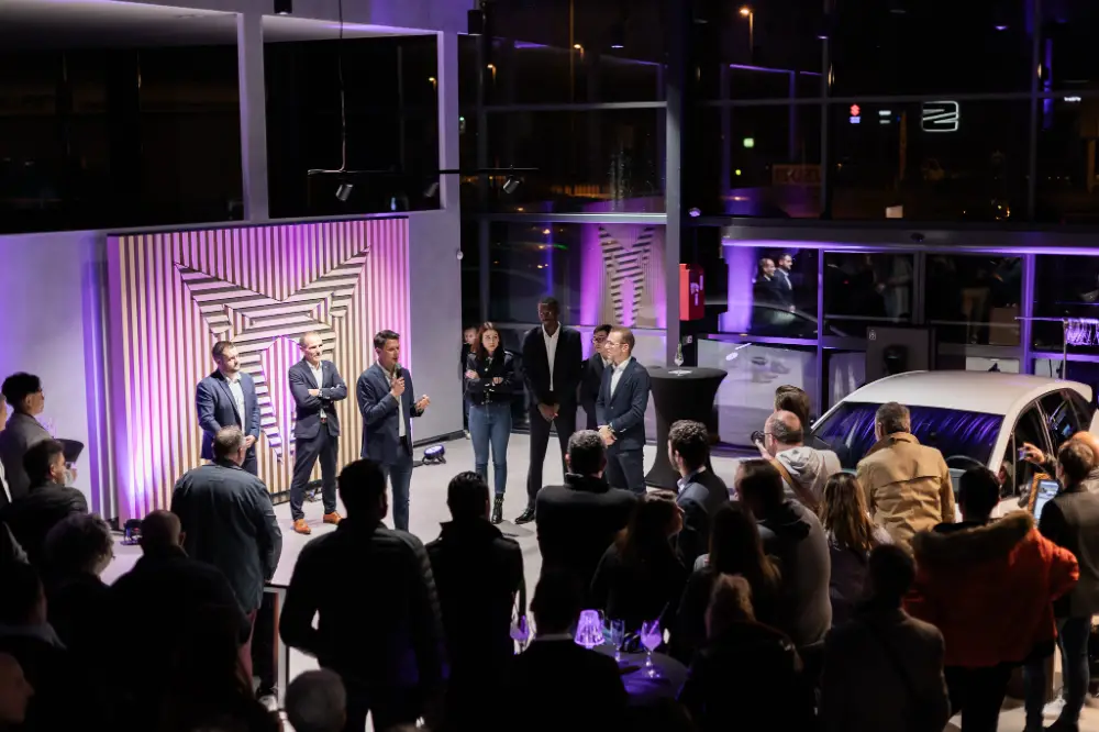 Présentation d’équipe sur scène dans un showroom automobile lors d’un événement à Dijon.