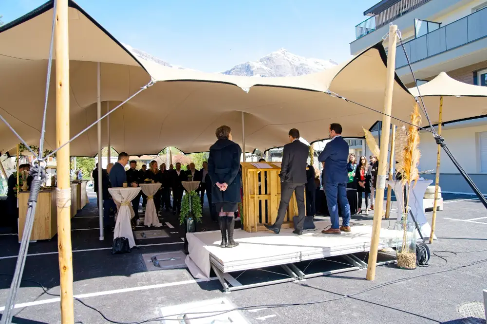 cérémonie d’entreprise en plein air à Grenoble, sous chapiteau, avec vue sur les montagnes environnantes.