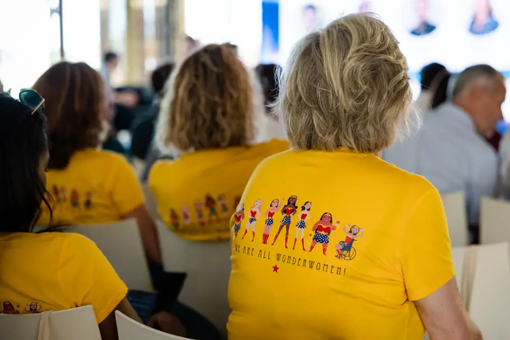 Collaboratrices en t-shirts jaunes Wonder Woman assistant à une plénière de convention à Reims