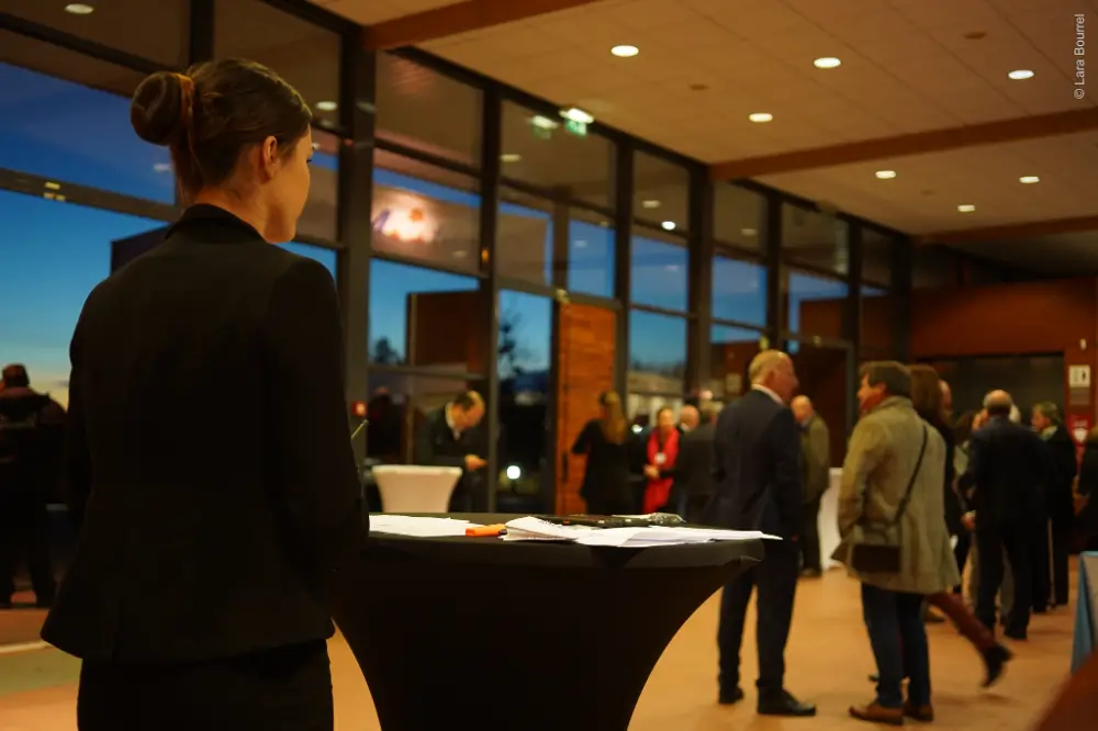 Accueil des participants dans le hall d’un centre de congrès pendant une convention professionnelle à Chambéry
