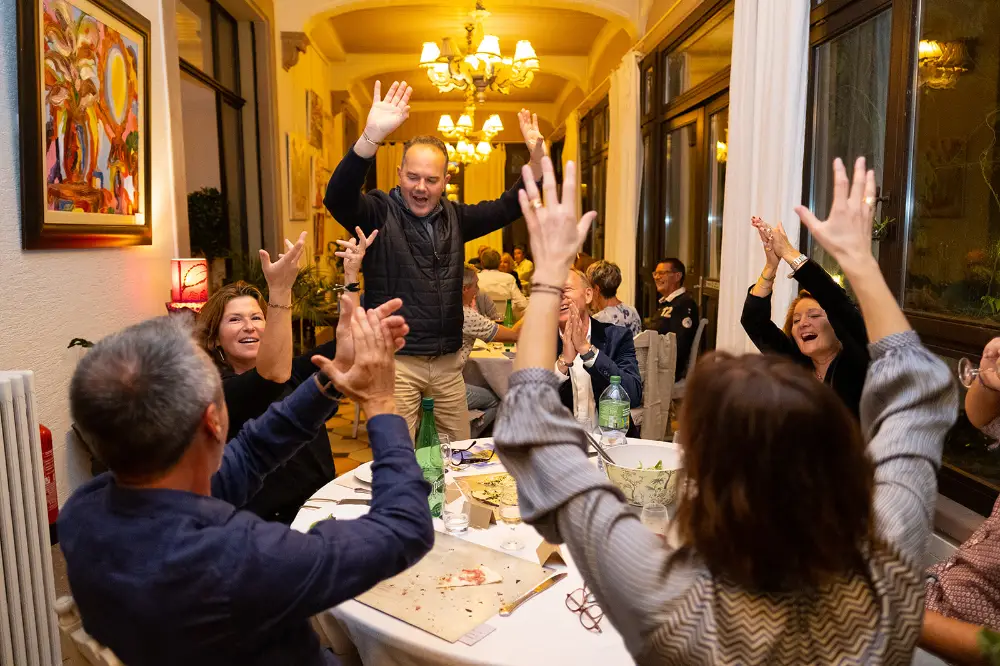 Ambiance conviviale lors d’un dîner d’entreprise à Besançon