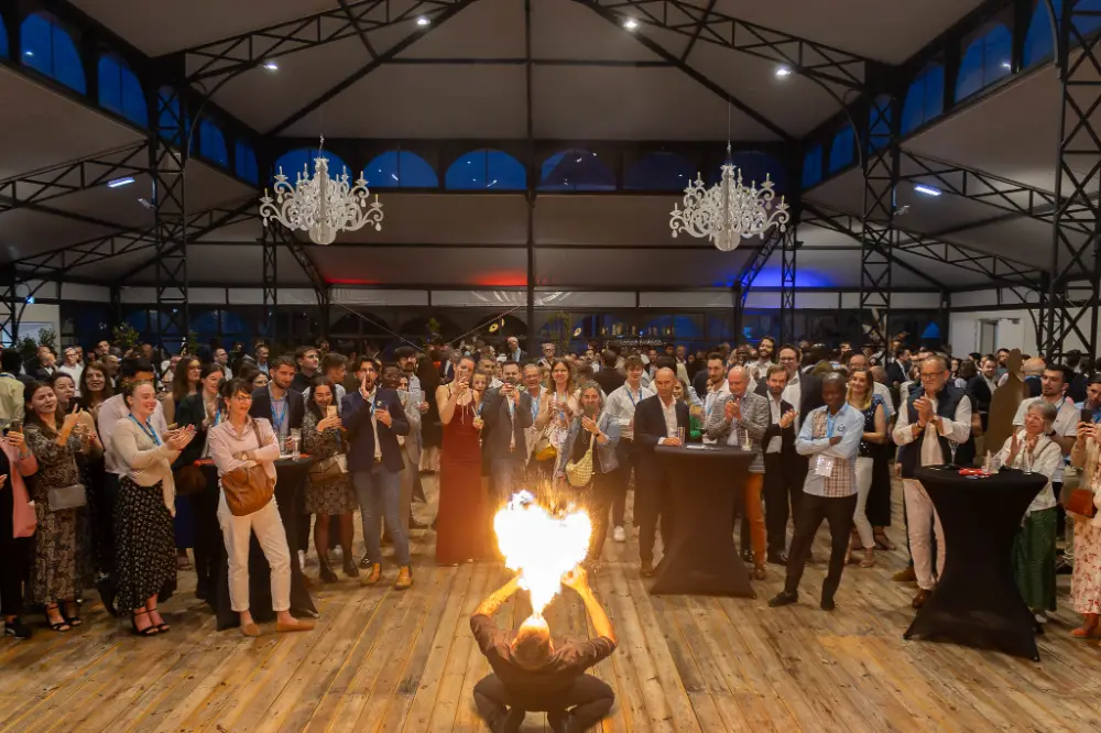 Spectacle de cracheur de feu pour clôturer une convention professionnelle à Laval