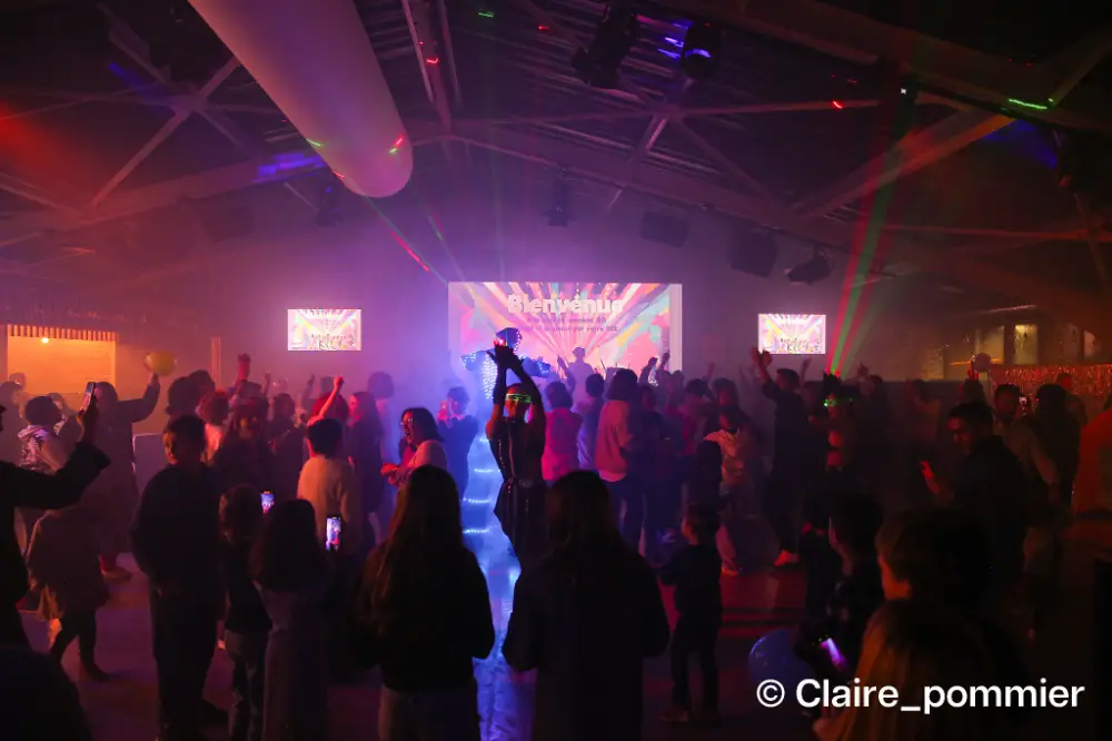 Soirée dansante animée avec jeux de lumière et DJ pendant une convention professionnelle à La Rochelle.