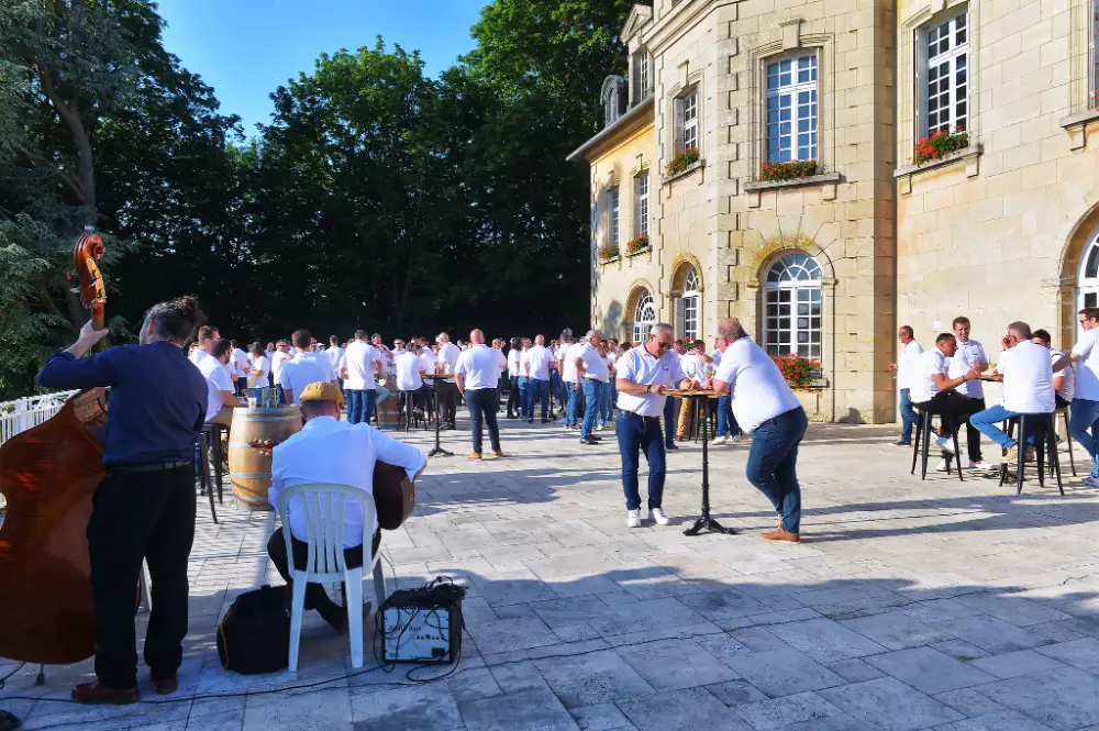 Moment convivial en extérieur devant un château durant une convention pro à Lille