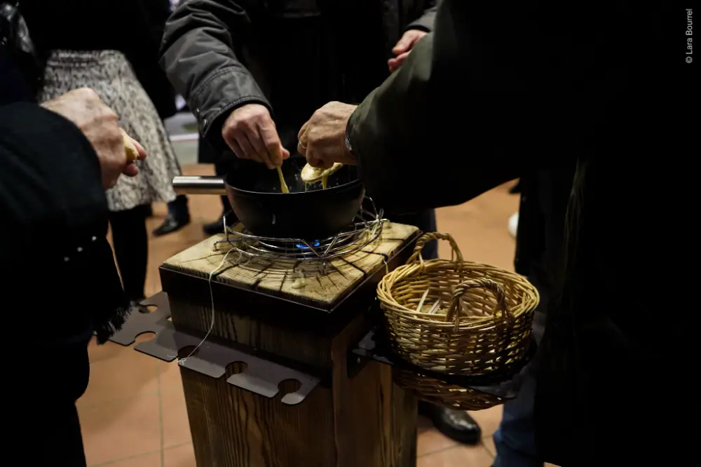 Atelier culinaire convivial avec raclette fondue lors d’une convention annuelle d’entreprise à Chambéry