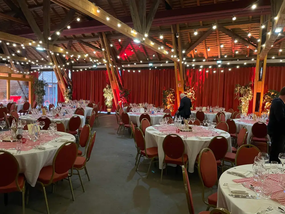 Salle élégamment décorée pour une convention professionnelle à Colmar